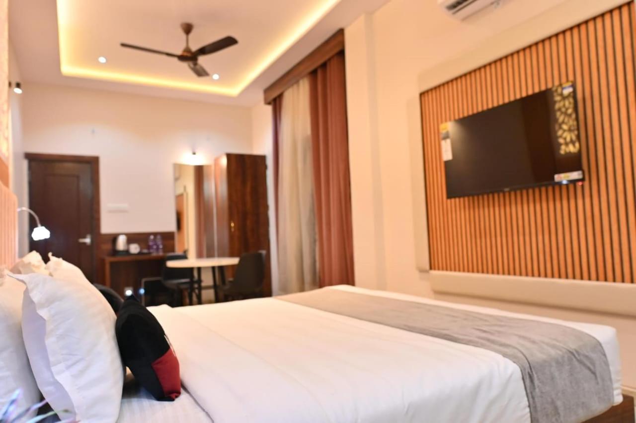 The Apple Tree Hotel Indore Exterior foto